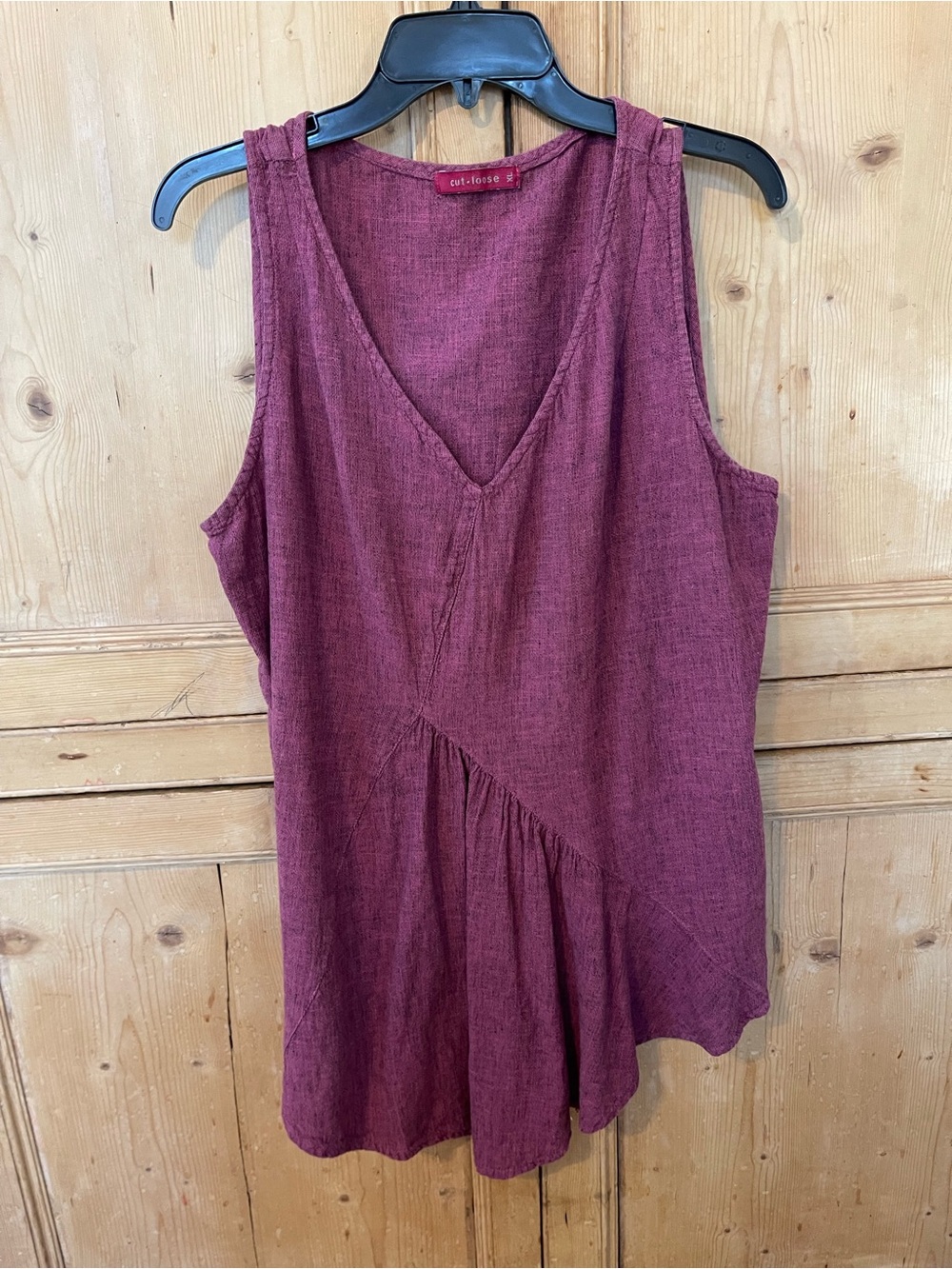 Cut.loose Women's Sleeveless V-Neck Shirred Hem  100%linen Tank - Burgundy.